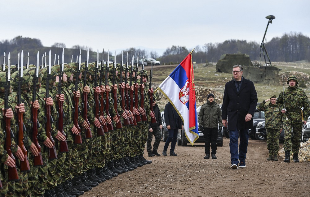 Vucic nenshkruan marreveshjen per rikthimin e sherbimit te detyrueshem ushtarak